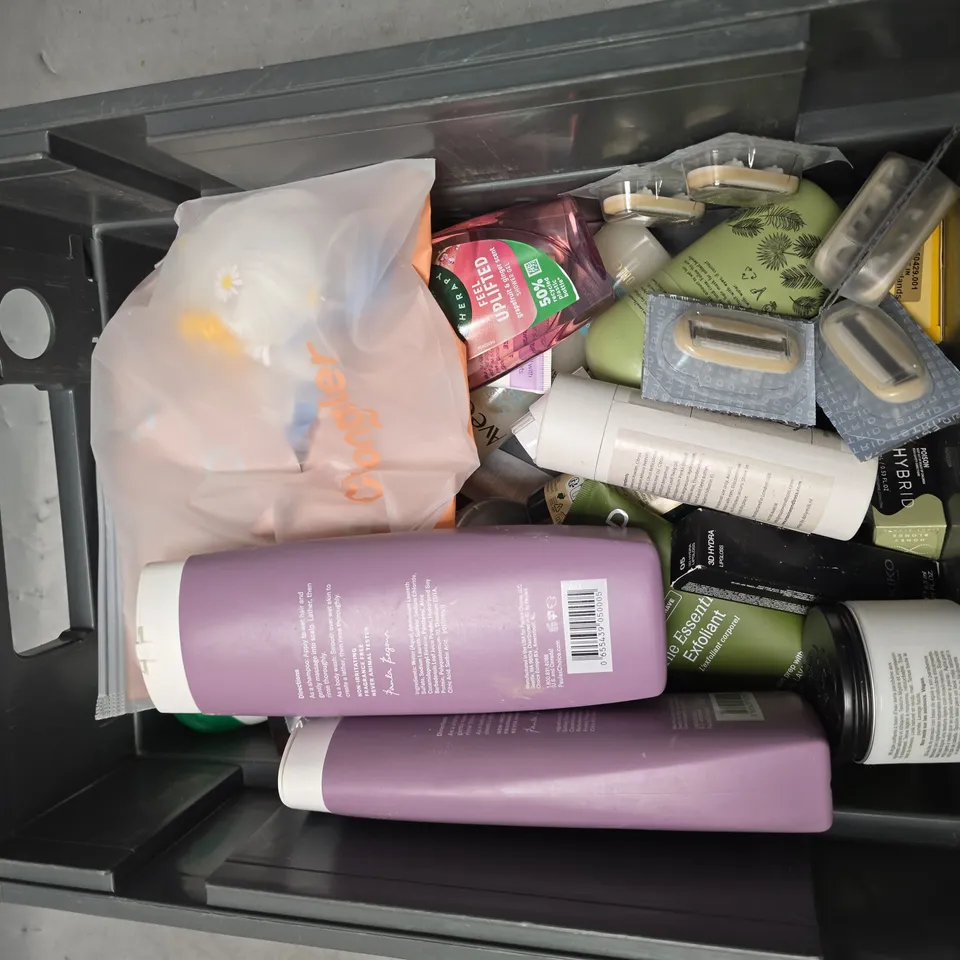 APPROXIMATEY 15 ASSORTED HEALTH AND BEAUTY PRODUCTS TO INCLUDE ESTRID EXFOLIANT, AVEENO CLEANSER, AND BODY SHOP CONDITIONER ETC. 