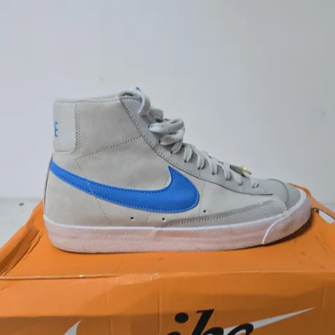 BOXED PAIR OF NIKE BLAZER MID '77 TRAINERS – UK9, GREY/WHITE WITH BLUE SWOOSH