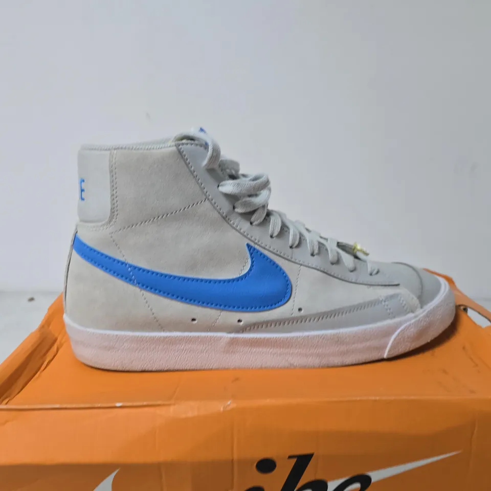 BOXED PAIR OF NIKE BLAZER MID '77 TRAINERS – UK9, GREY/WHITE WITH BLUE SWOOSH