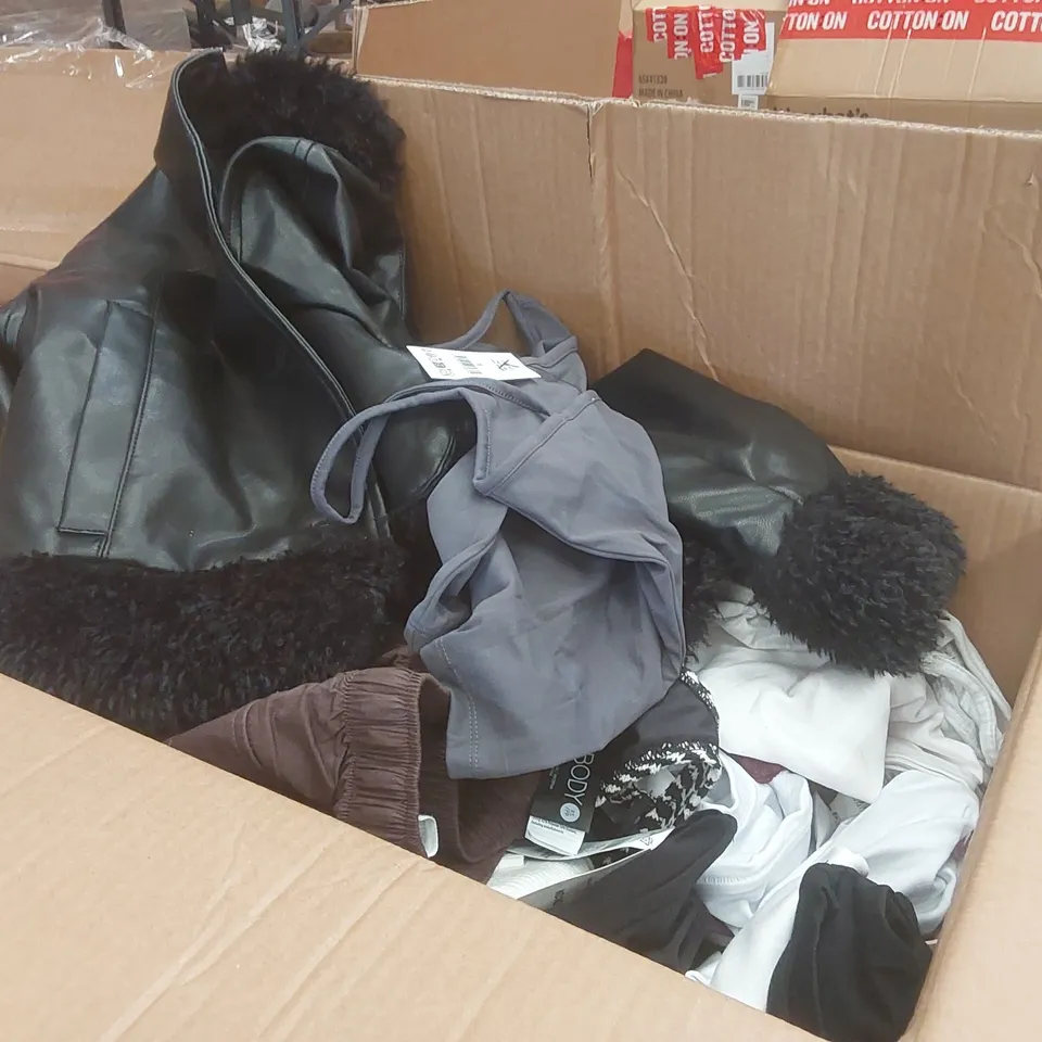 PALLET CONTAINING A VERY LARGE QUANTITY OF ASSORTED ITEMS INCLUDING: BEDDING, JUMPERS, JEANS, CARGO PANTS, LUNCH BOXES, BIKINIS, SHIRTS ECT