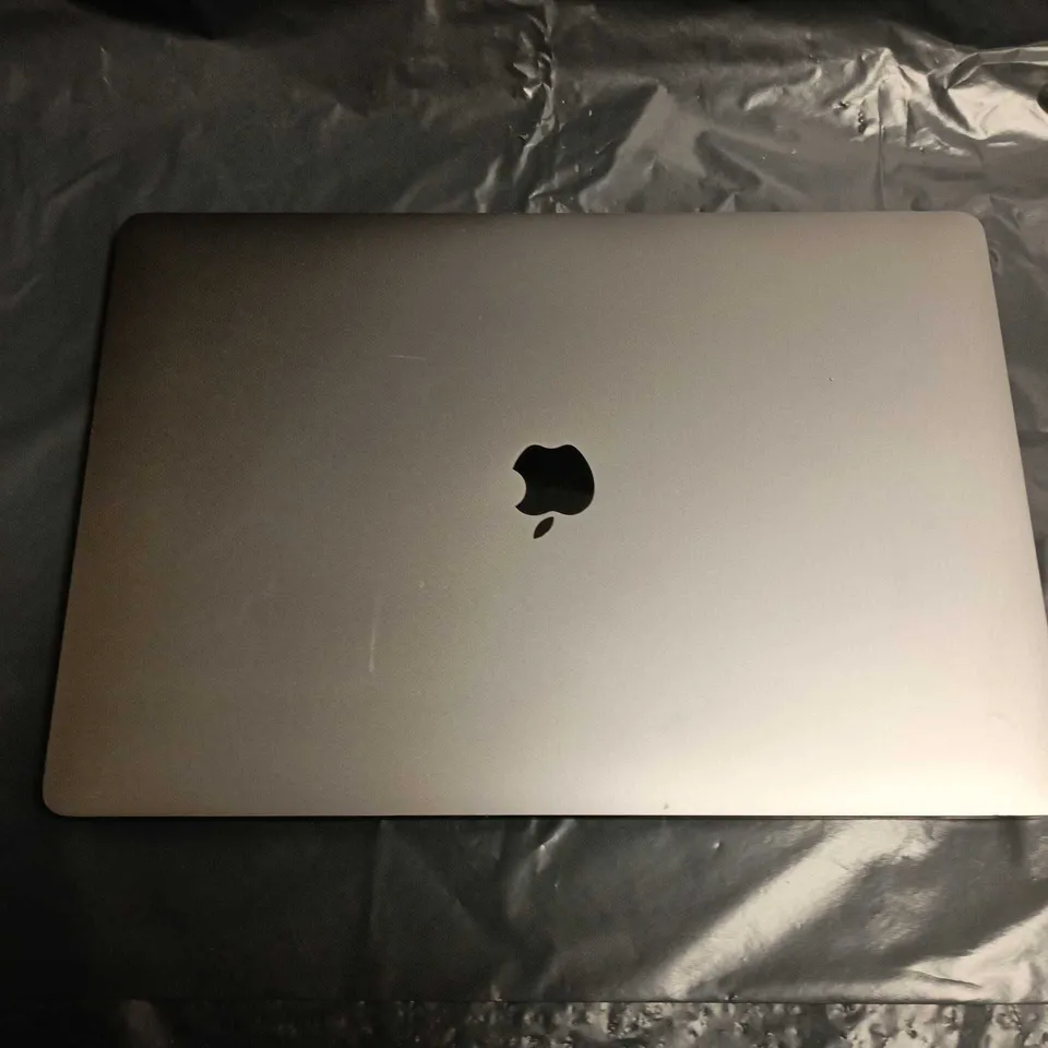 UNBOXED APPLE MACBOOK PRO 13" ALUMINIUM LAPTOP WITH CRACKED SCREEN - A2141