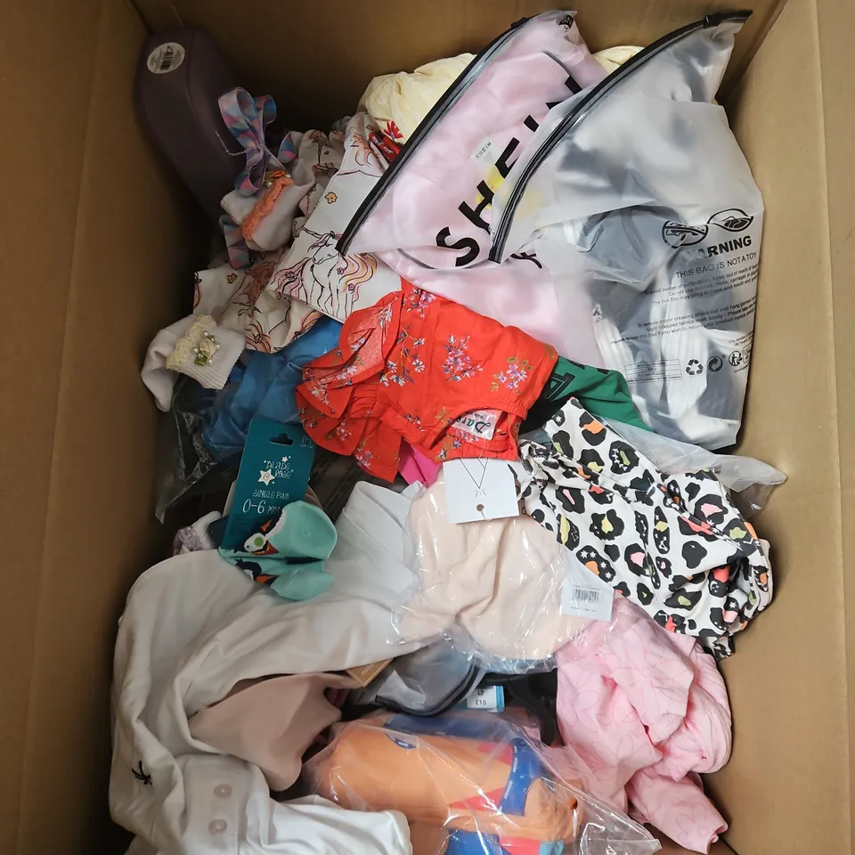BOX OF APPROXIMATELY 30 ASSORTED KIDS CLOTHING ITEMS TO INCUDE - DRESS, BAG, JACKET, ETC