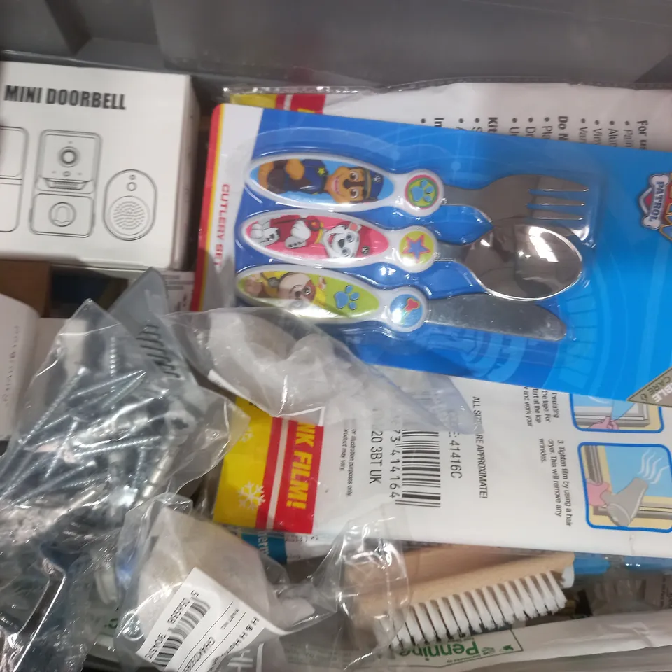 APPROXIMATELY 15 ASSORTED HOUSEHOLD ITEMS TO INCLUDE PAW PATROL CUTLERY SET, DRAUGHT TAPE, ETC
