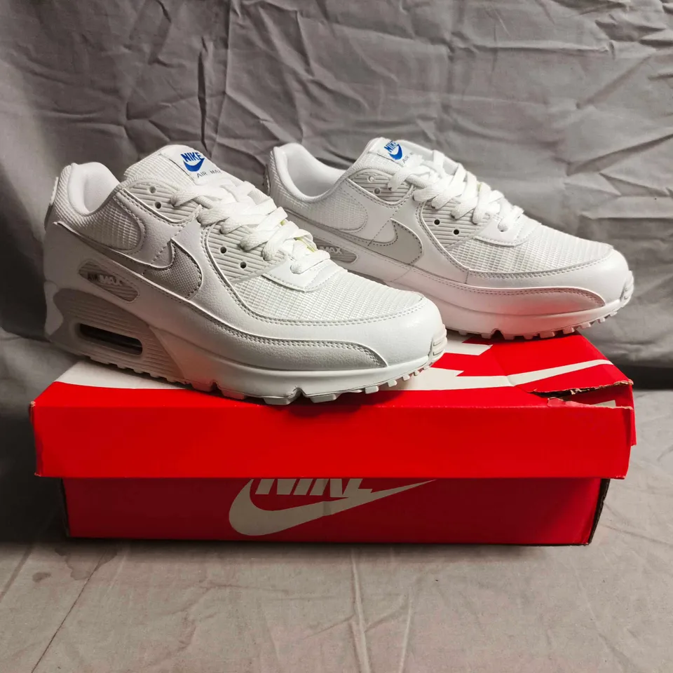 BOXED PAIR OF NIKE AIR MAX 90 TRAINERS IN WHITE SIZE UK 8.5
