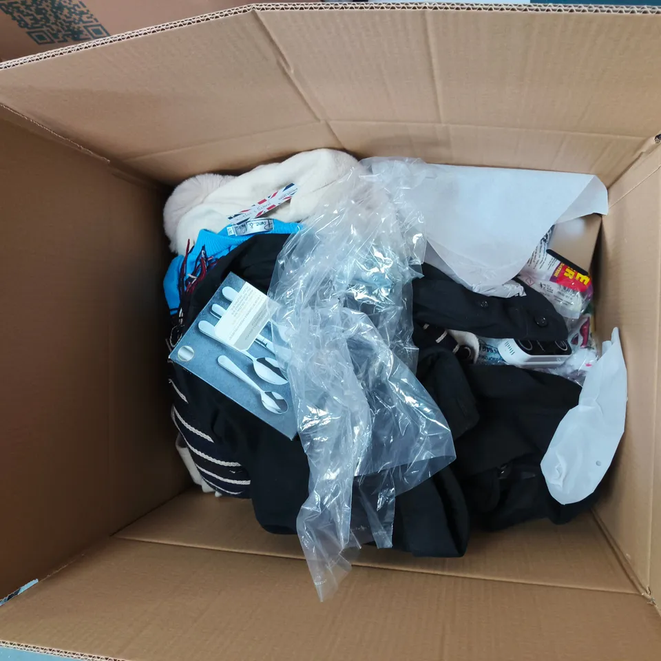 BOX OF APPROXIMATELY 15 ASSORTED ITEMS TO INCLUDE: 2X FLASHLIGHTS AND BROWN HANDBAG