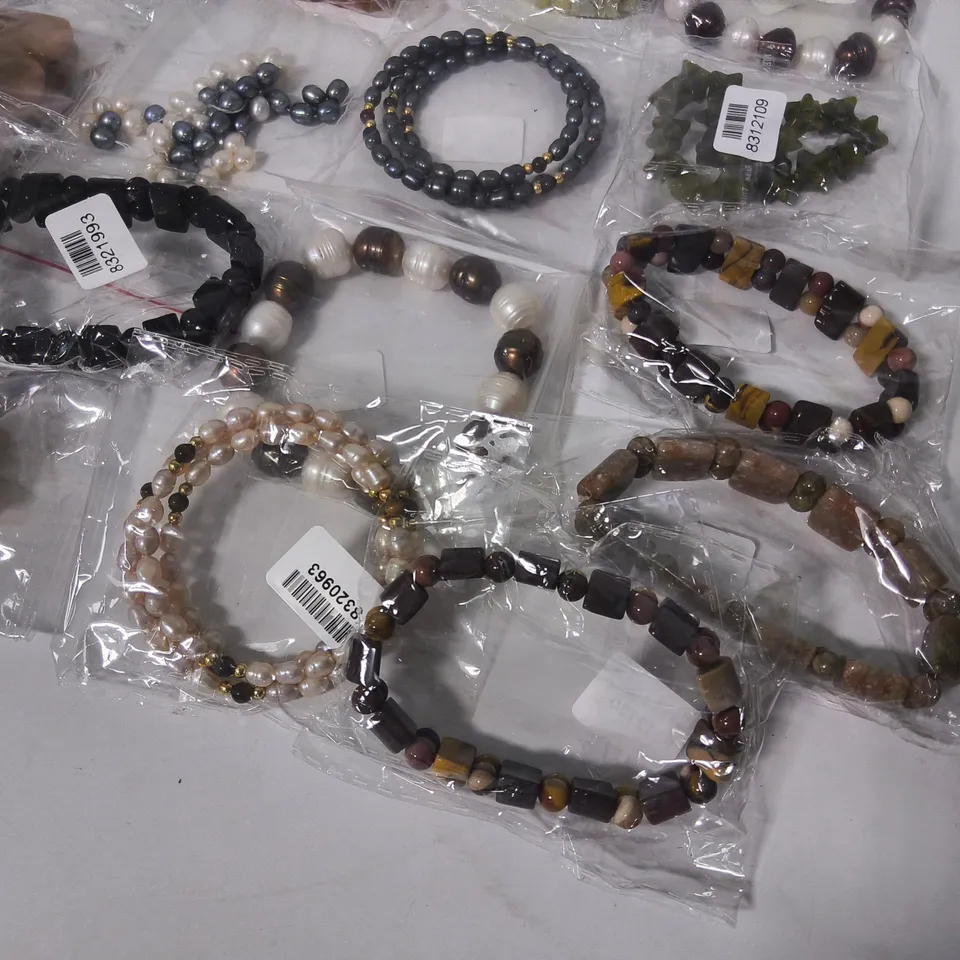 LOT OF 20 BRAND NEW FASHION BRACELETS IN VARIOUS STYLES AND SIZES