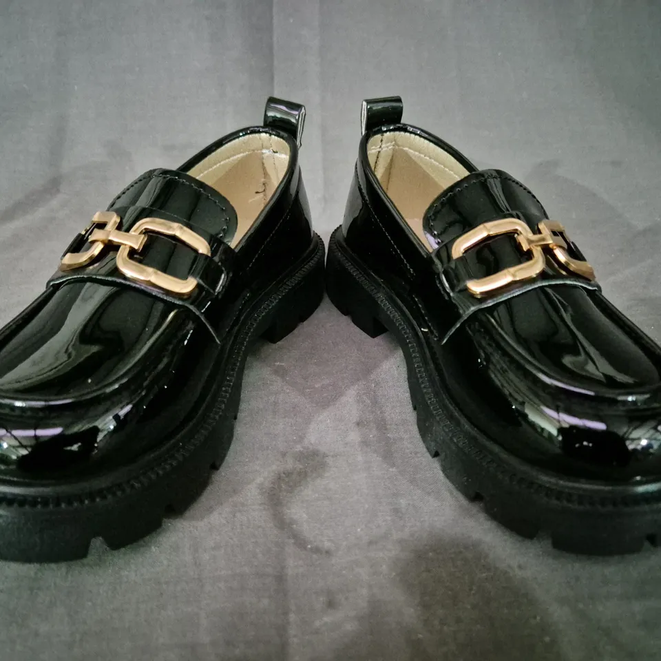 BOXED PAIR OF UNBRANDED KID'S LOAFERS IN GLOSSY BLACK W. GOLD EFFECT DETAIL EU SIZE 30