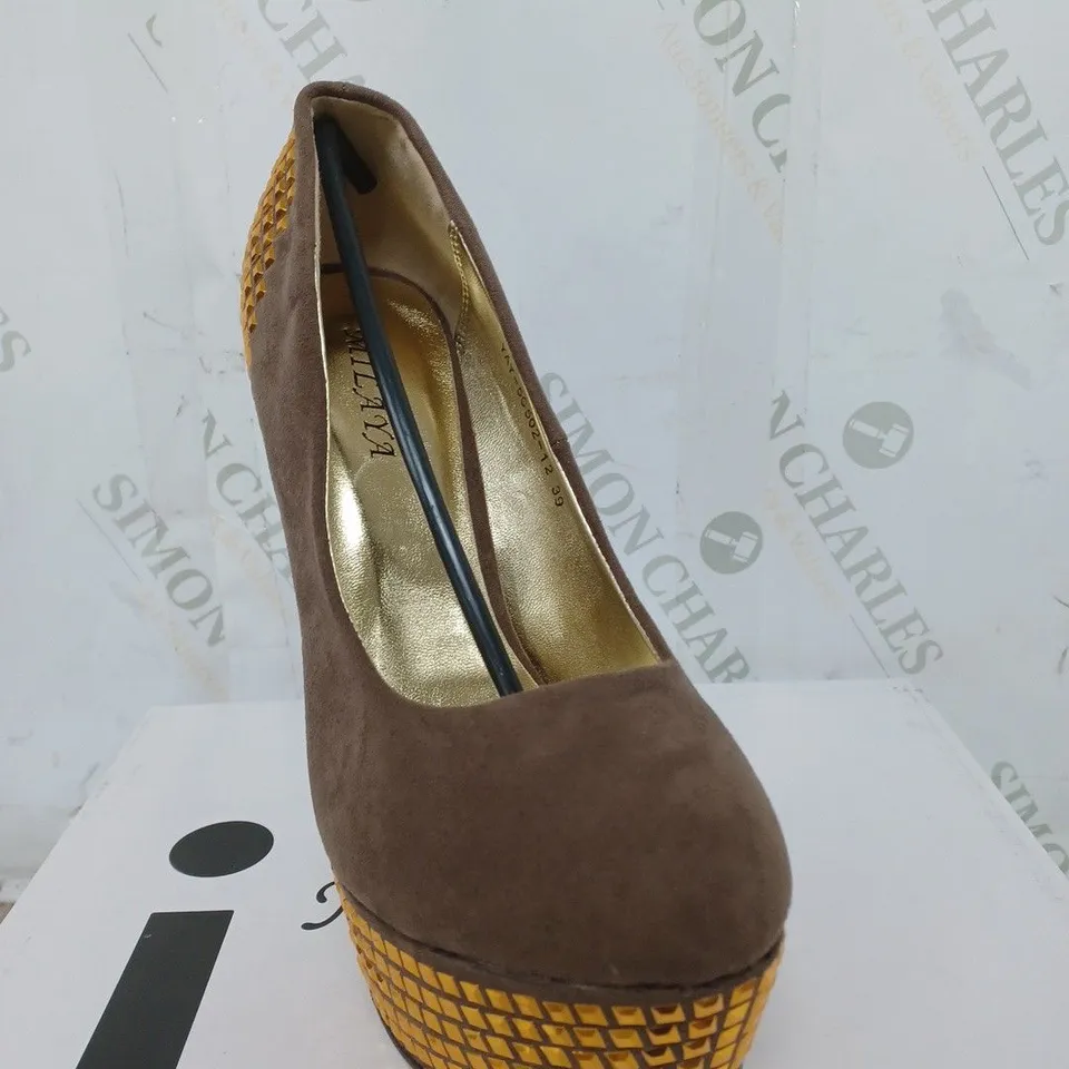 BOX OF APPROXIMATELY 10 KHAKI GEM HIGH HEELS 