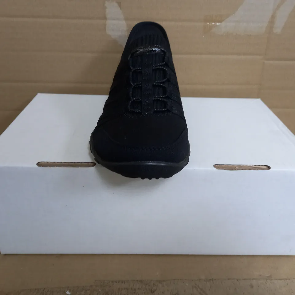 BOXED PAIR OF SKECHERS SLIP-INS IN BLACK SIZE 5