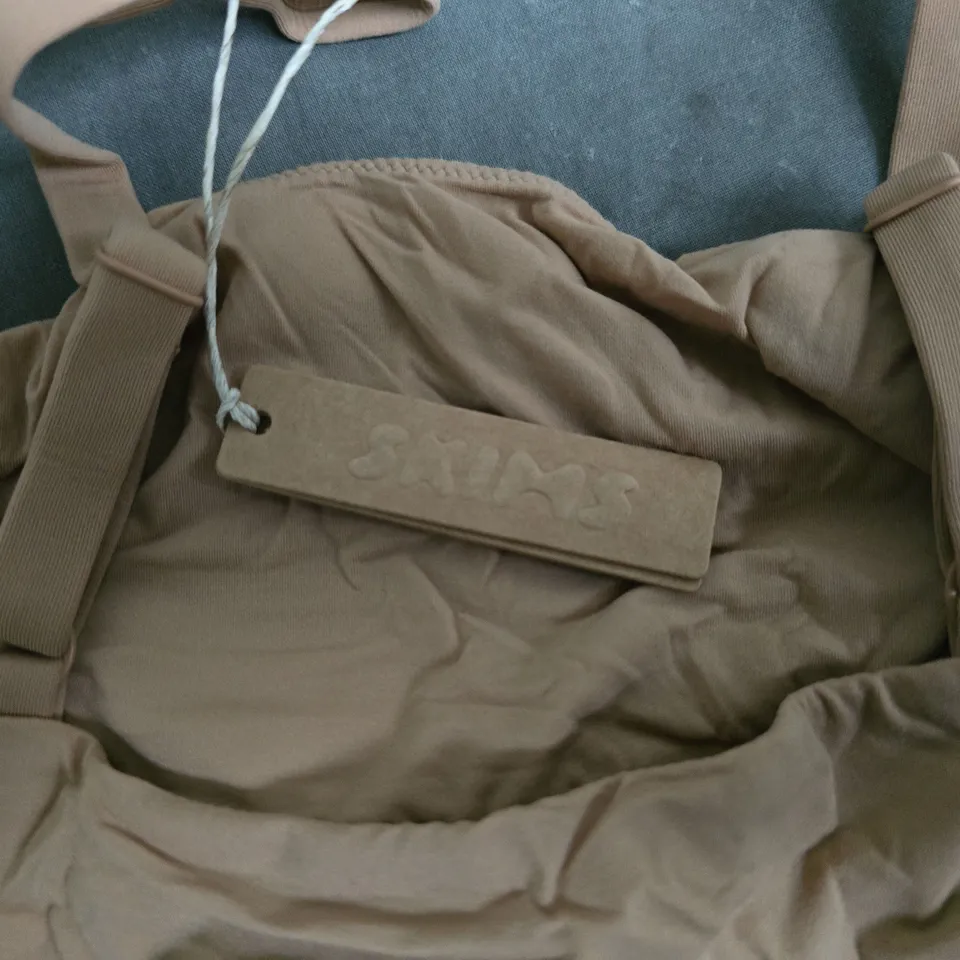 SKIMS SCOOP NECK BRA IN OCHRE - LARGE