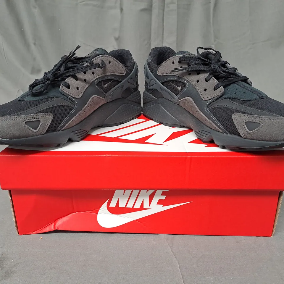 BOXED PAIR OF NIKE AIR HUARACHE RUNNER SHOES IN BLACK/GREY UK SIZE 8.5