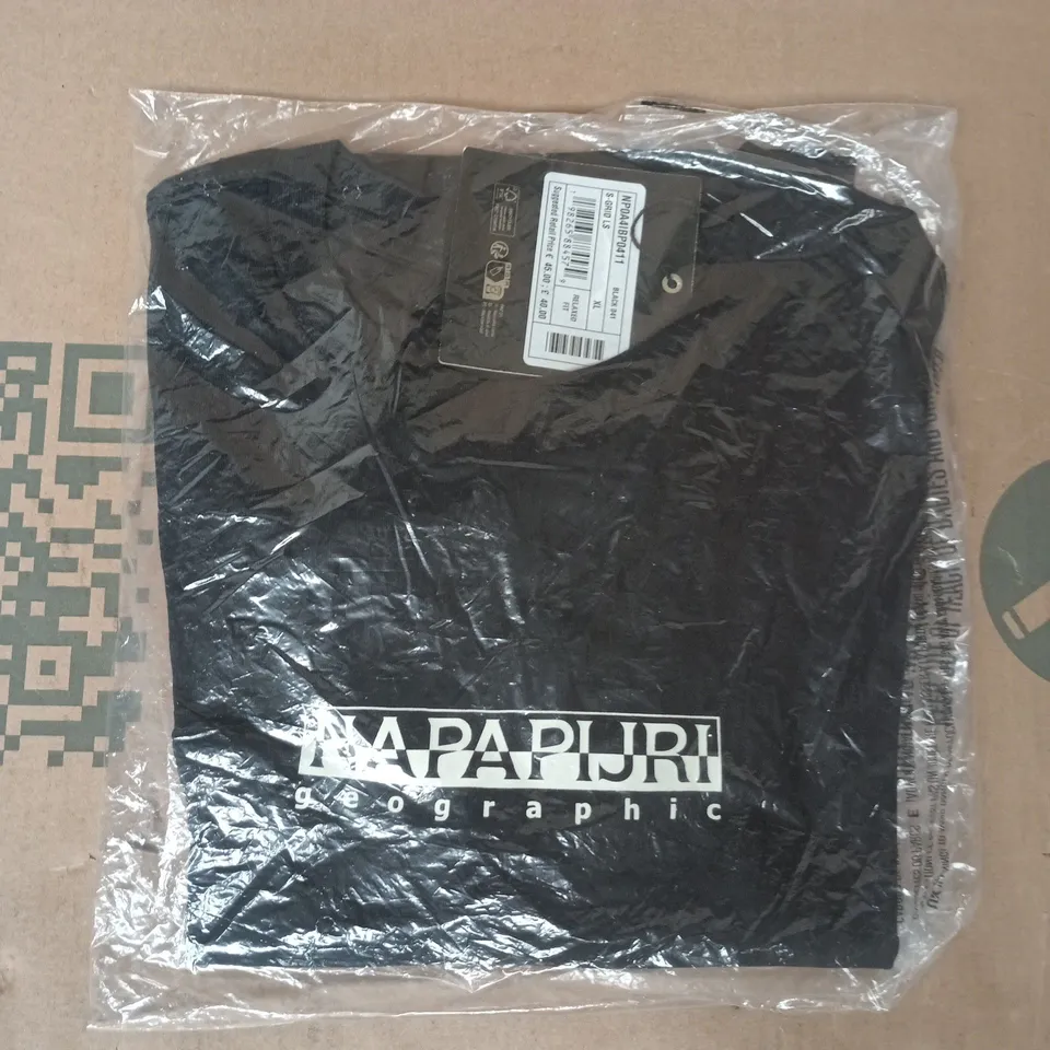 bagged napapijri relaxed fit t-shirt in black size xl