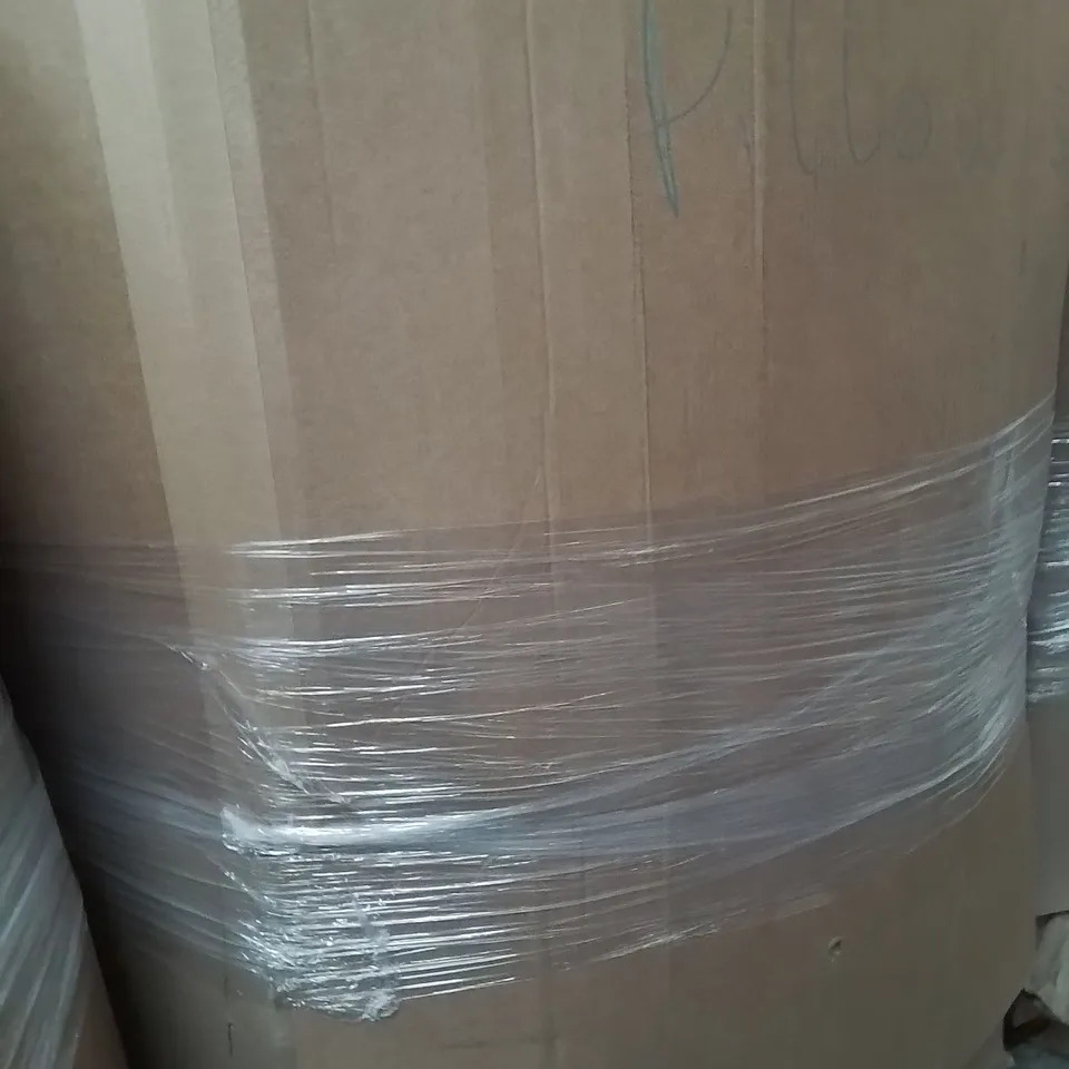 PALLET CONTAINING A LARGE QUANTITY OF PILLOWS