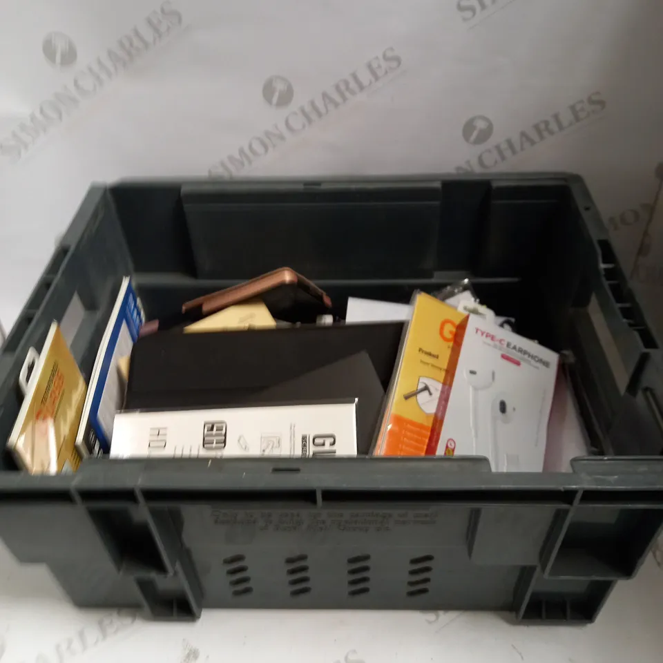 LOT TO CONTAIN APPROX. 20 ASSORTED PHONE ACCESSORIES, INCLUDES CHARGING CABLES, PHONE CASES, POWER BANK & SCREEN PROTECTORS 