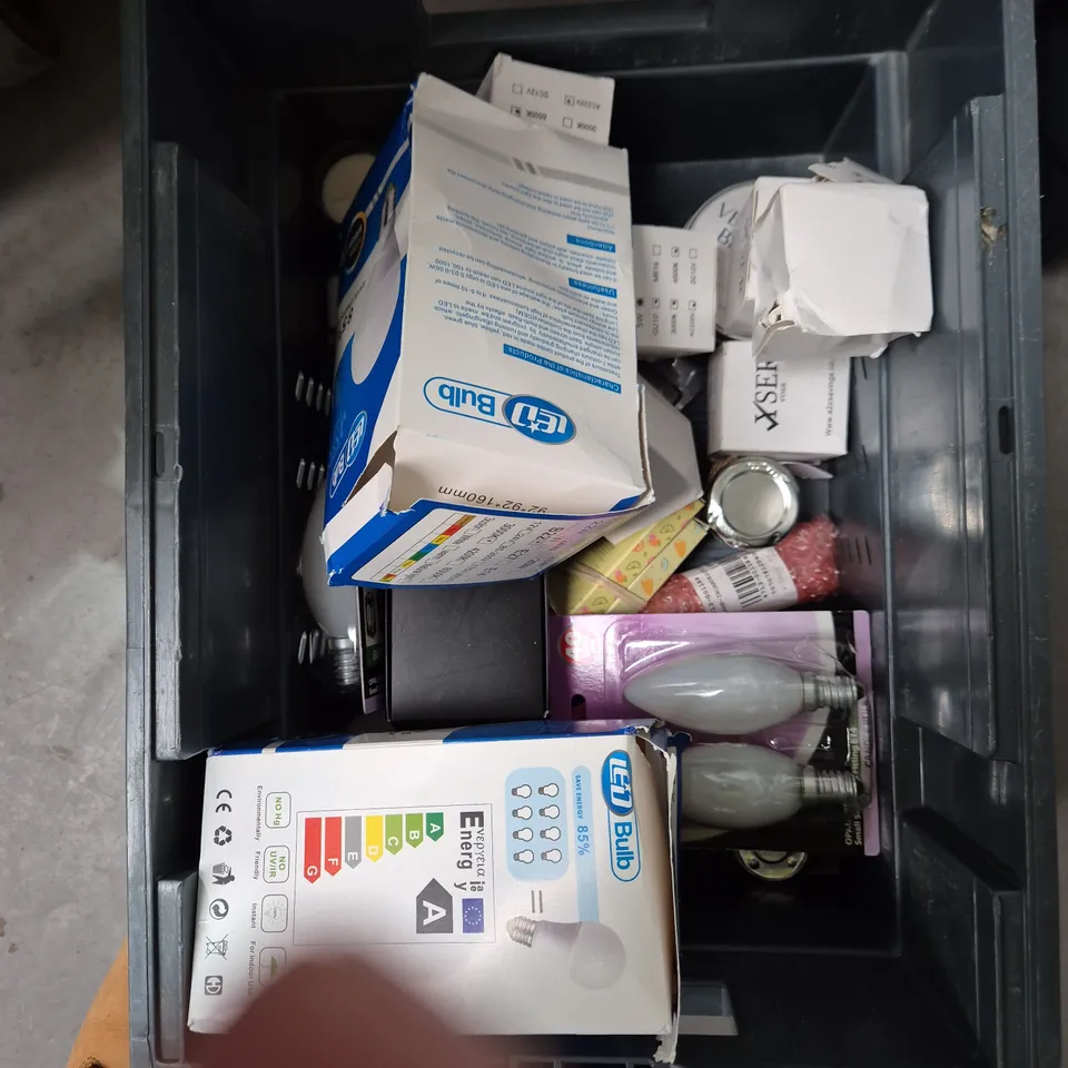 APPROXIMATELY 15 ASSORTED HOUSEHOLD ITEMS TO INCLUDE PEARL BLACK GLOVES, FESTIVE PROJECTION LAMP AND MEASURING SPOONS