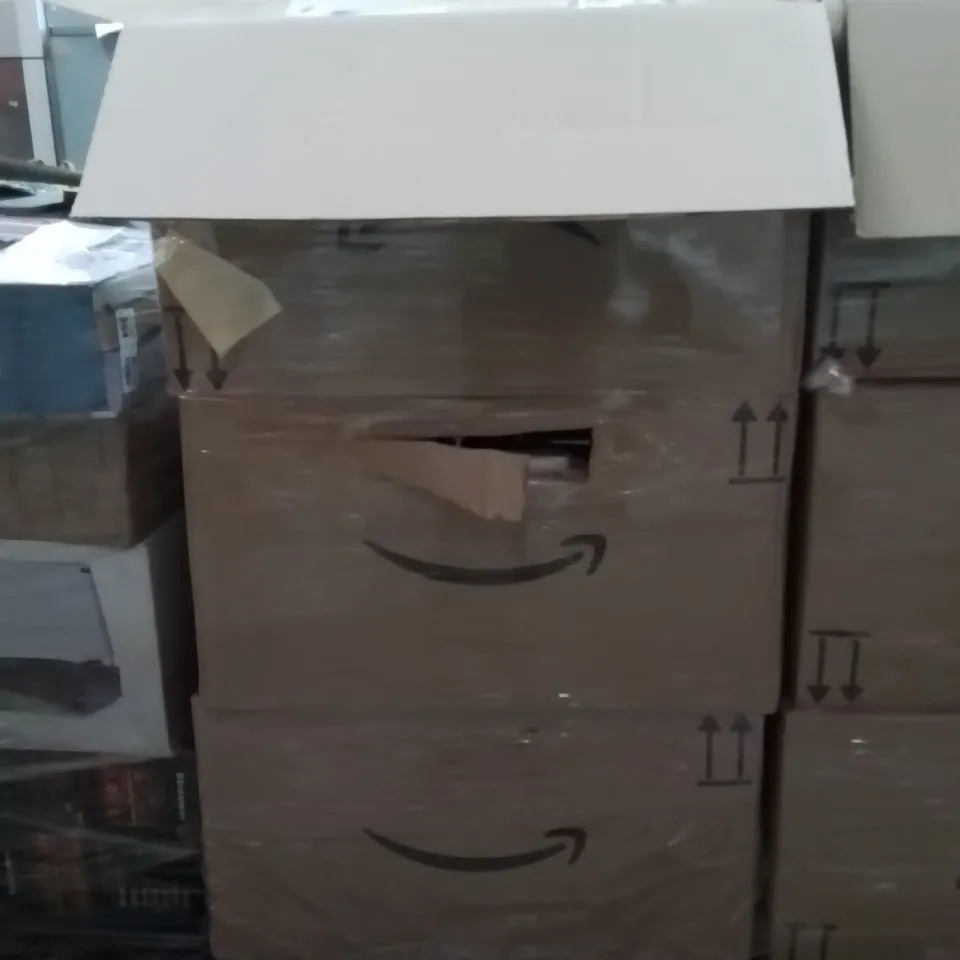 PALLET CONTAINING A LARGE QUANTITY OF TABLET CASES AND SCREEN PROTECTORS 