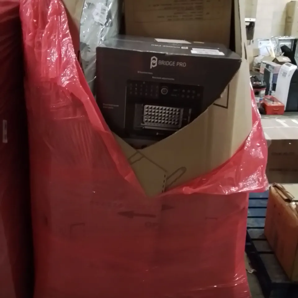 PALLET CONTAINING VARIOUS ASSORTED BOXED HOUSEHOLD ITEMS TO INCLUDE: FOLD OUT FOAM BED, AIR FRYER, BRIDGE PRO ROTISSERIE AND LOTS MORE UNMARKED BOXED ITEMS 