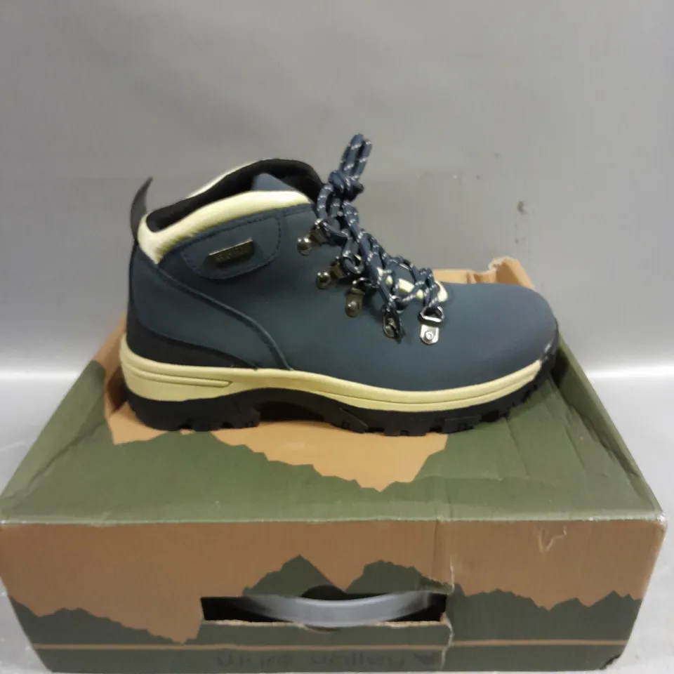 BOXED PAIR OF WYRE VALLEY BROOKIE WALKING BOOTS - 5