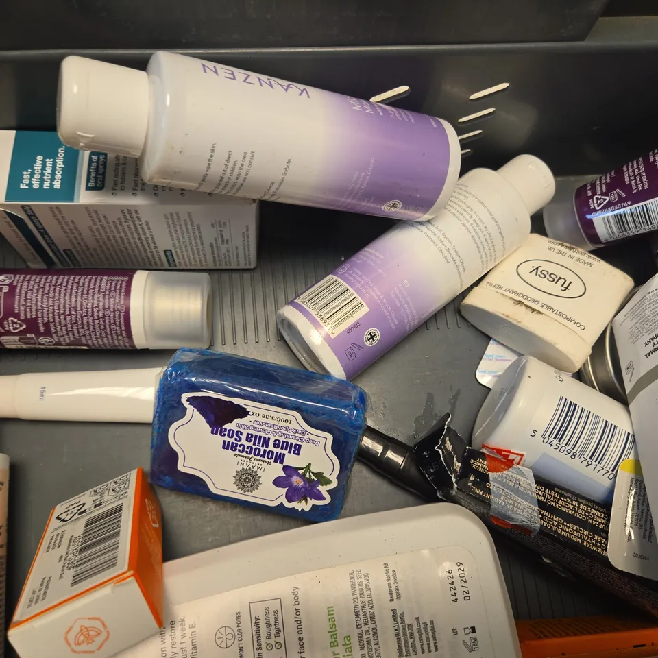 APPROX 12 ASSORTED BEAUTY PRODUCTS TO INCLUDE NIVEA SUN CREAM, PANTENA SHAMPOO, NO7 MICELLAR WATER, ETC