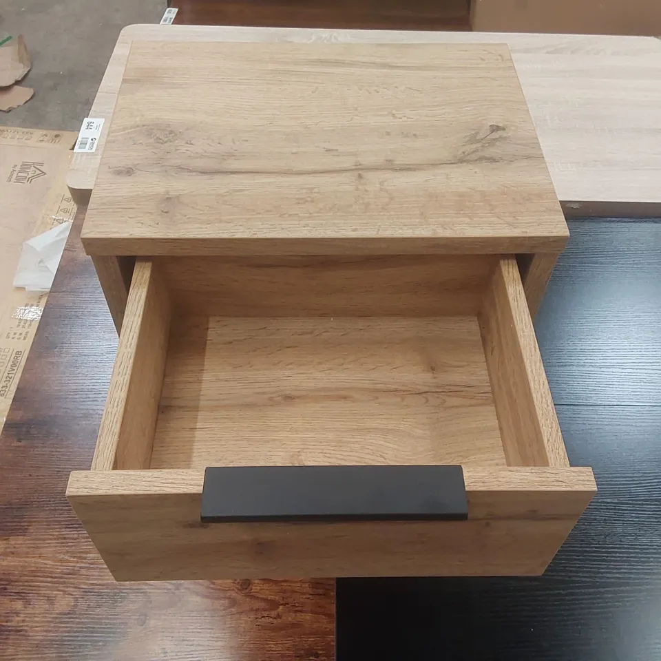 YONKERS 1 DRAWER BEDSIDE COLOUR: OAK