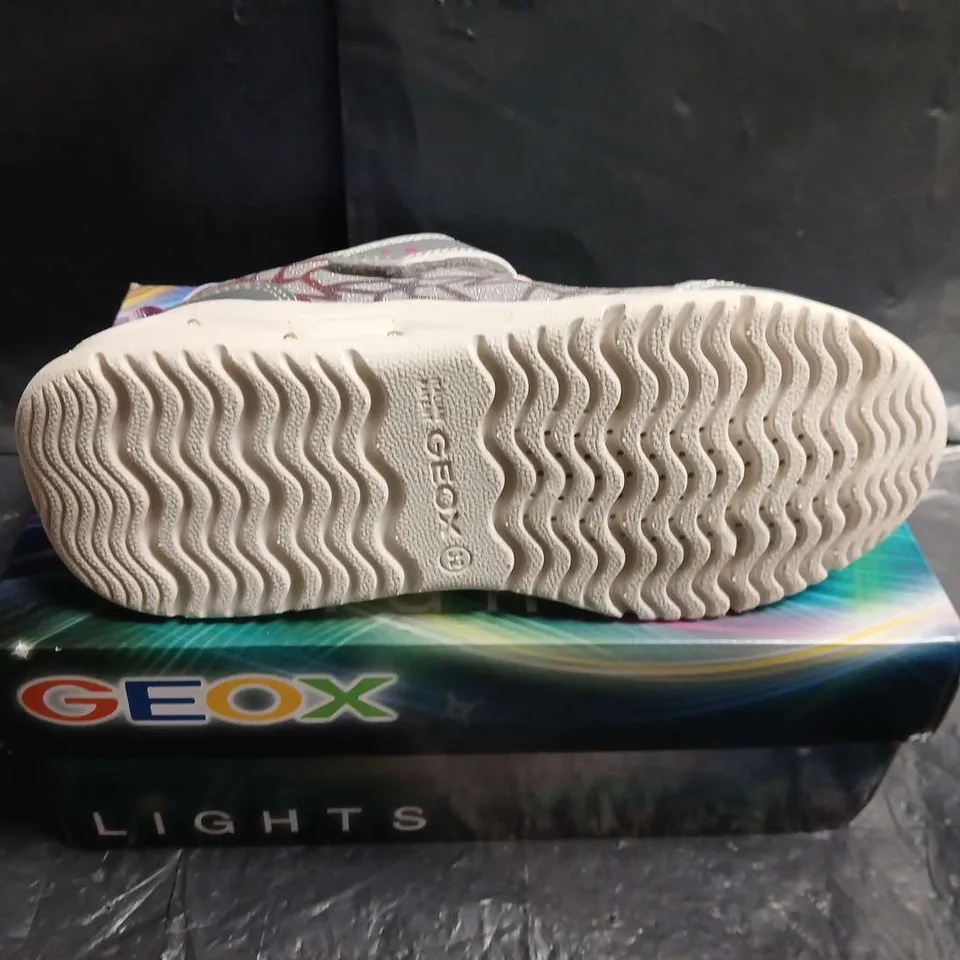 UK 13 GEOX KIDS TRAINERS LIGHTS – GREY/SILVER WITH PINK LACES