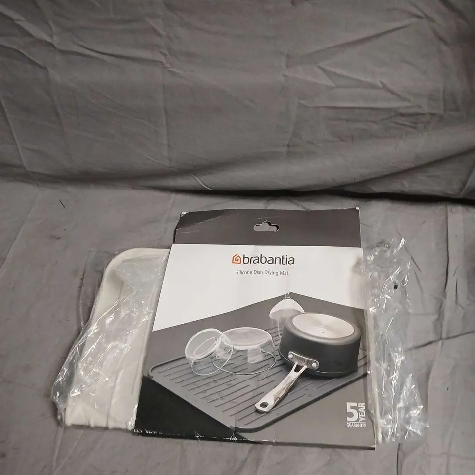 BOX OF ASSORTED HOUSEHOLD ITEMS INCLUDING ENNIS STRIPE OXFORD PILLOW CASE AND BRABANTIA SILICONE DISH DRYING MAT