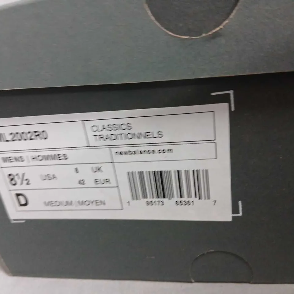 NEW BALANCE 2002R SNEAKERS – GREY/WHITE – MEN’S (US 8.5)