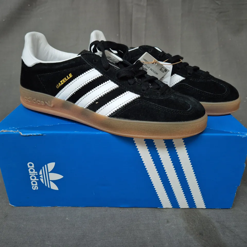 BOXED PAIR OF ADIDAS GAZELLE INDOOR SHOES IN BLACK/WHITE UK SIZE 4.5