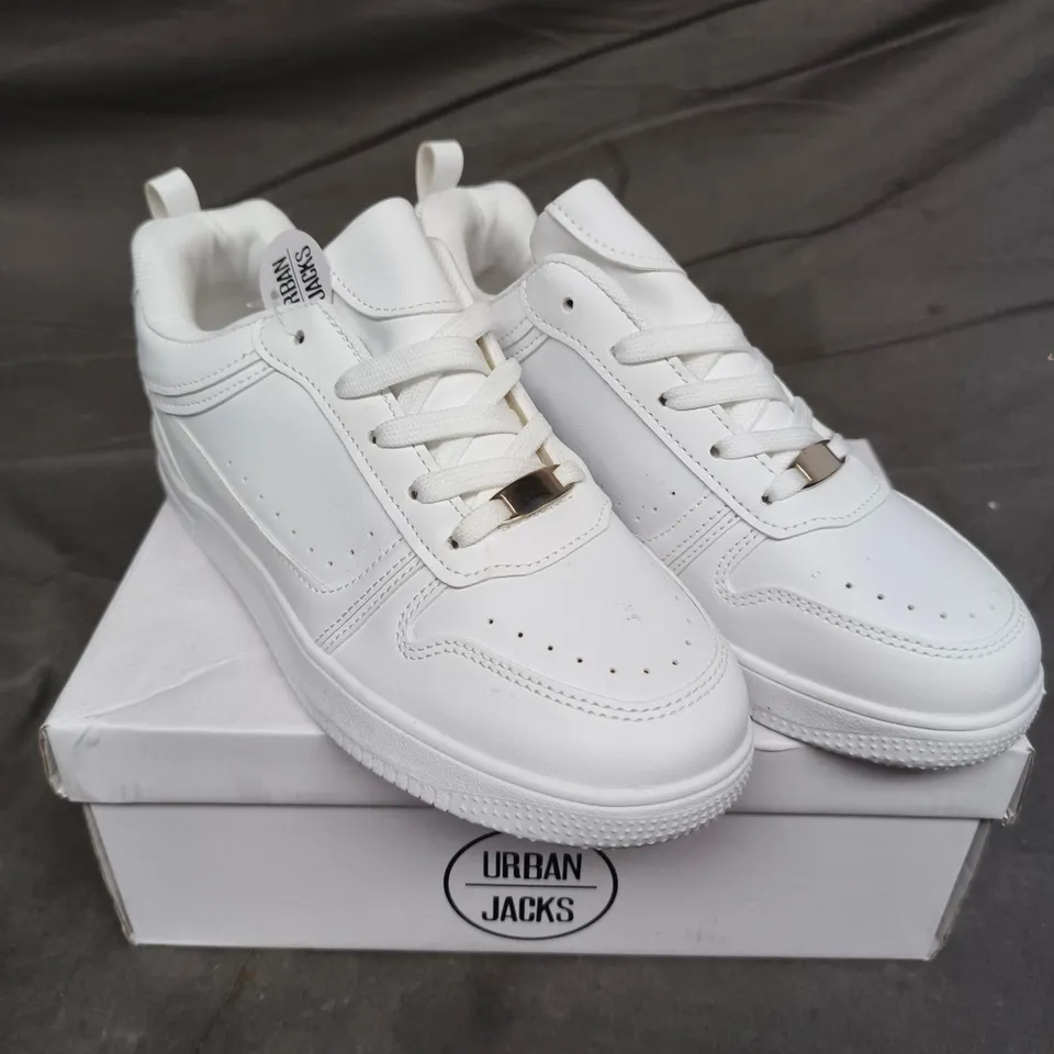 BOXED PAIR OF URBAN JACKS WHITE TRAINERS - 4