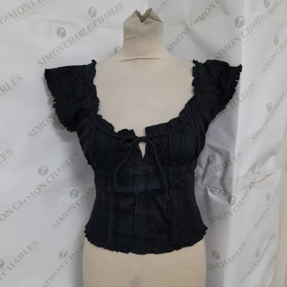 KIMCHI BLUE  SHIRRED TIE BUST SHORT SLEEVE TOP IN BLACK SIZE S