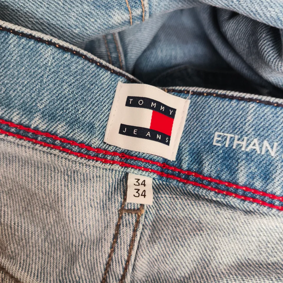 TOMMY JEANS ETHAN RELAXED STRAIGHT JEANS IN BLUE - 34/34