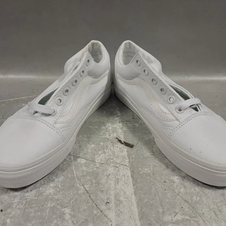 BOXED PAIR OF VANS OLD SKOOL SHOES IN WHITE UK SIZE 3