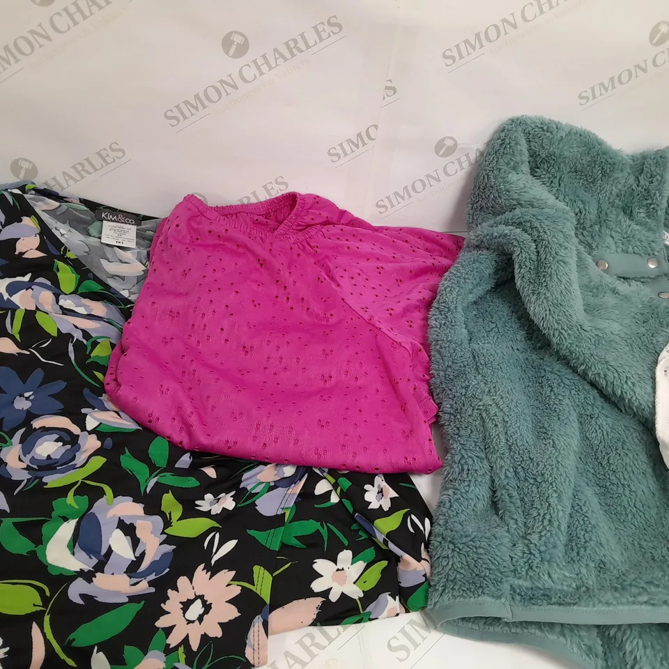 BOX OF ASSORTED CLOTHING MIXED COLOURS AND SIZES, INCLUDES DRESSES TOPS JEANS 