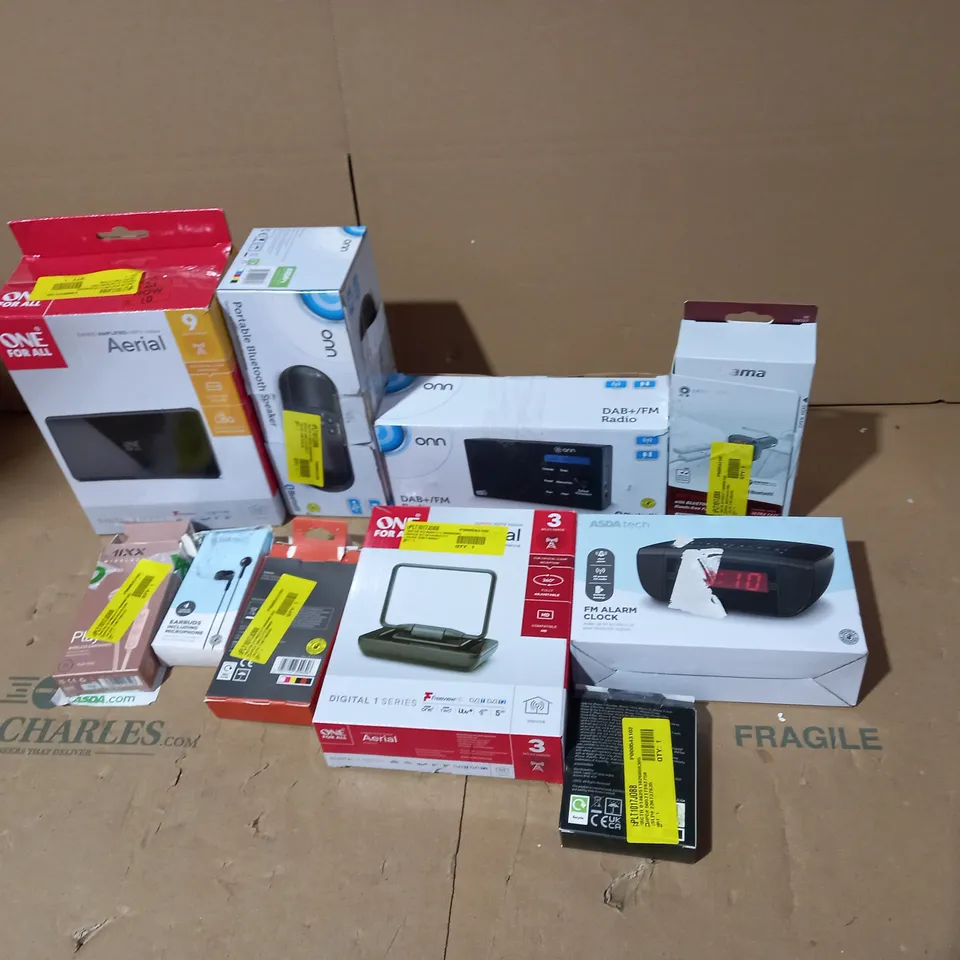 LOT OF ASSORTED ELECTRICAL AND HOUSEHOLD ITEMS TO INCLUDE HEADPHONES, INDOOR AERIALS AND RADIOS