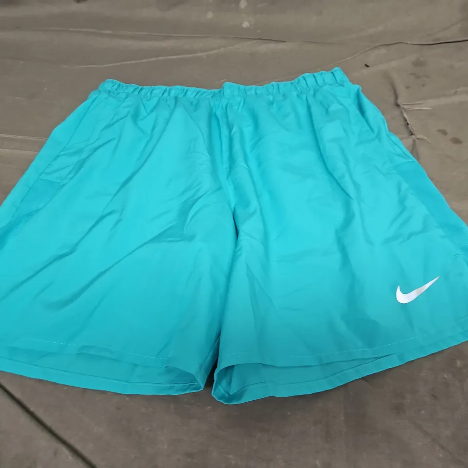 NIKE DRI-FIT SHORTS - SIZE M 