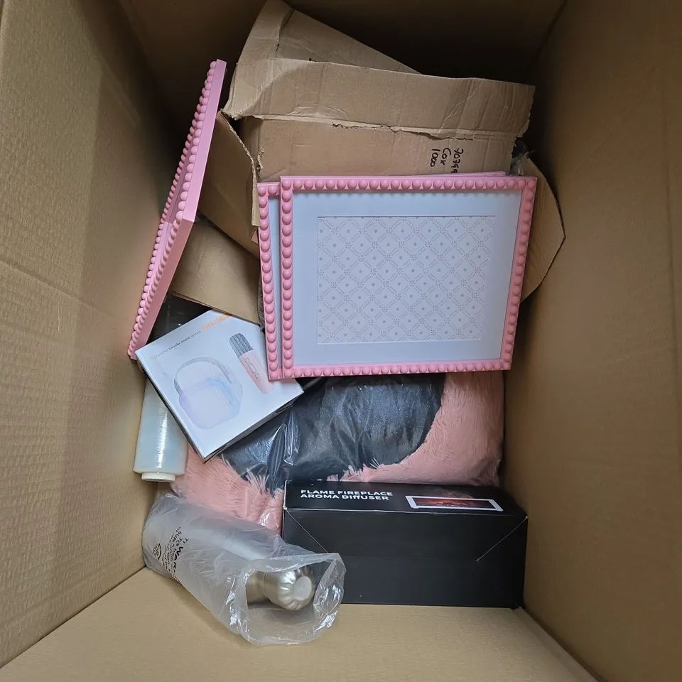 LARGE BOX OF APPROXIMATELY 15 ASSORTED HOUSEHOLD ITEMS TO INCLUDE - RUG - BAG - NOTEBOOK - ETC