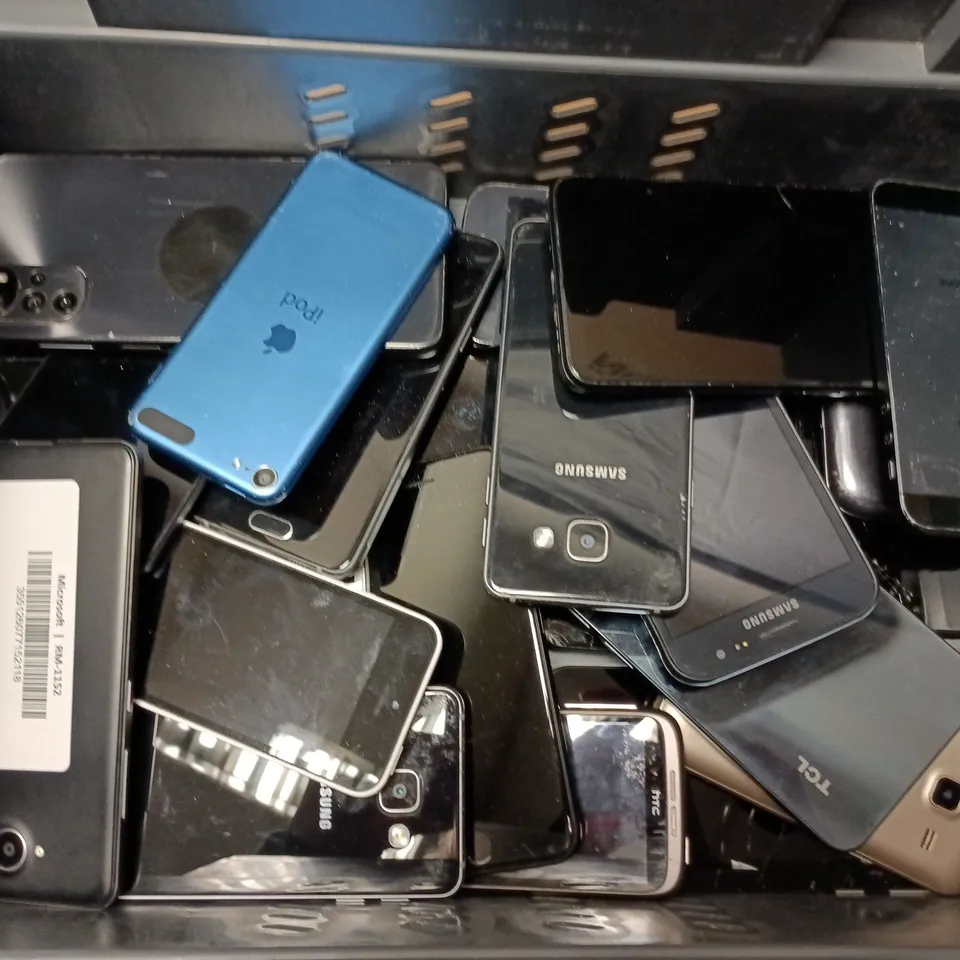 APPROXIMATELY 25 ASSORTED USED PHONES TO INCLUDE MICROSOFT, SAMSUNG, APPLE IPHONE, ETC