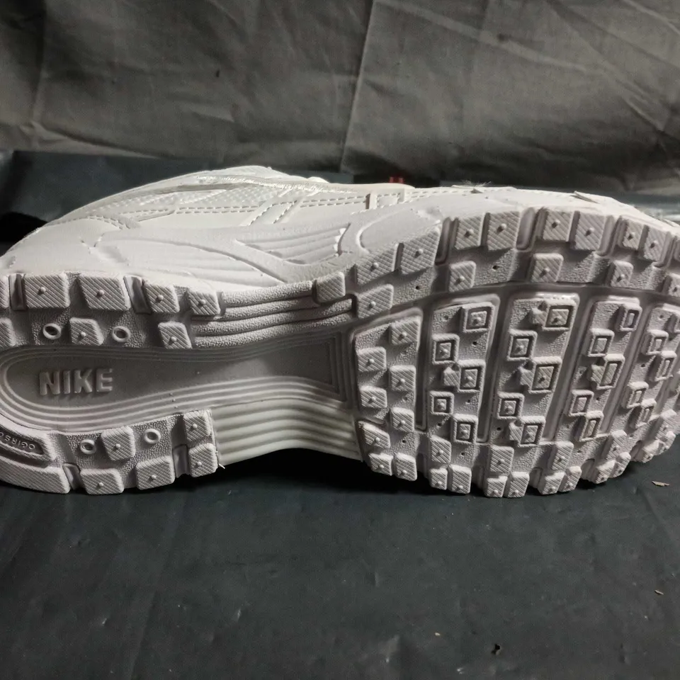 UNBOXED PAIR OF NIKE P6000 TRAINERS - UK SIZE 6