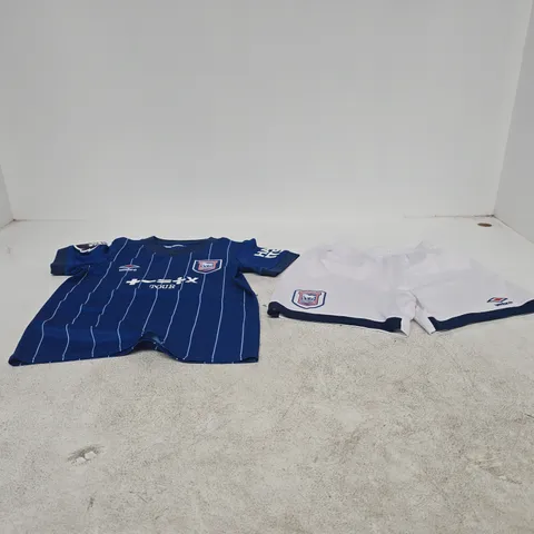 CHILDRENS IPSWICH TOWN FC FOOTBALL KIT AGE 6 - 7 YEARS