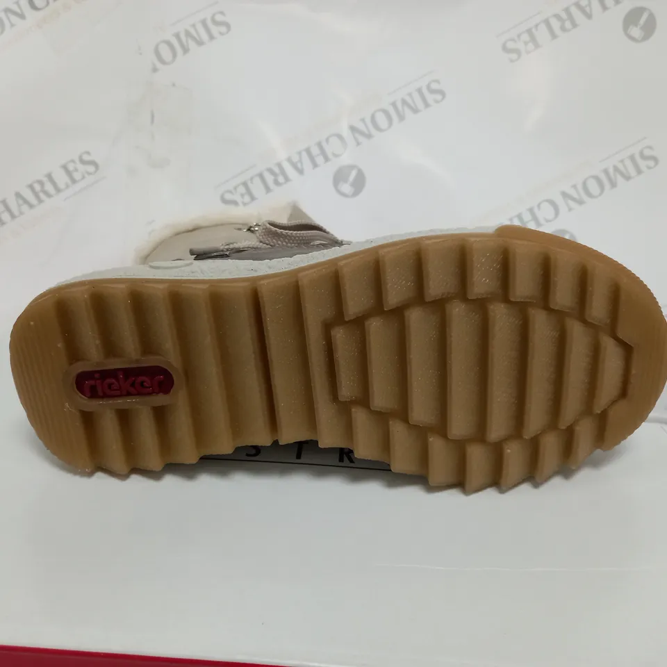 BOXED PAIR OF RIEKER ANTISTRESS WARM HIKING BOOTS SIZE 4 CREAM 