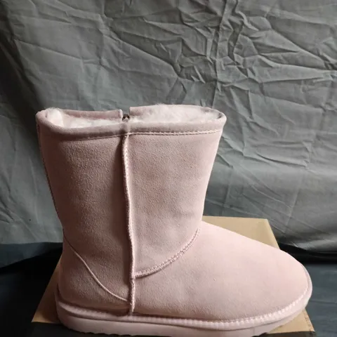 BOXED PAIR OF AUSWOOL BRONTE BOOTS - UK SIZE 8