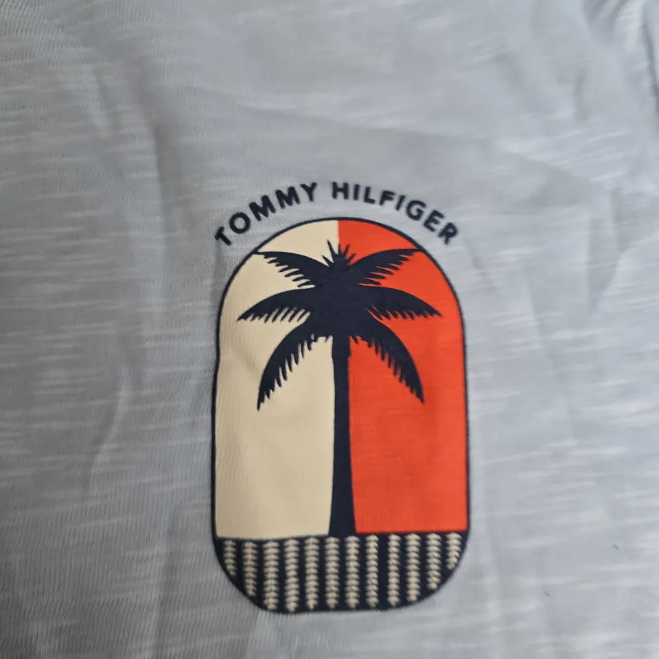 TOMMY HILFIGER PALM TREE LABEL TEE – BREEZY BLUE, SIZE L