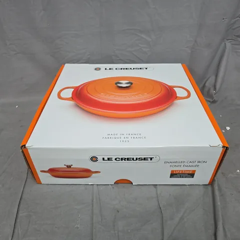 BOXED LE CREUSET ENAMELLED CAST IRON DISH IN BLACK