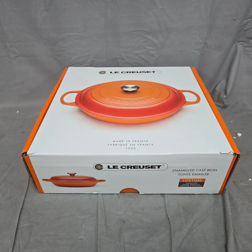 BOXED LE CREUSET ENAMELLED CAST IRON DISH IN BLACK