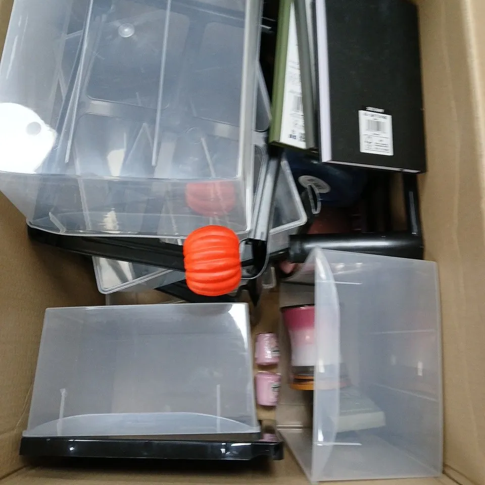 BOX OF APPROX 10 ASSORTED ITEMS TO INCLUDE - CHOPPING BOARD - JOURNAL - CANDLES - ETC