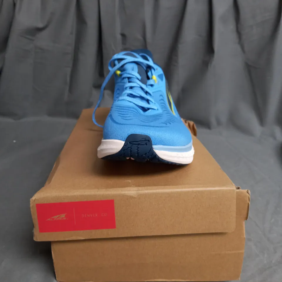 BOXED PAIR OF MEN'S ALTRA TORIN 7, BLUE, 9 2E WIDE SIZE 8