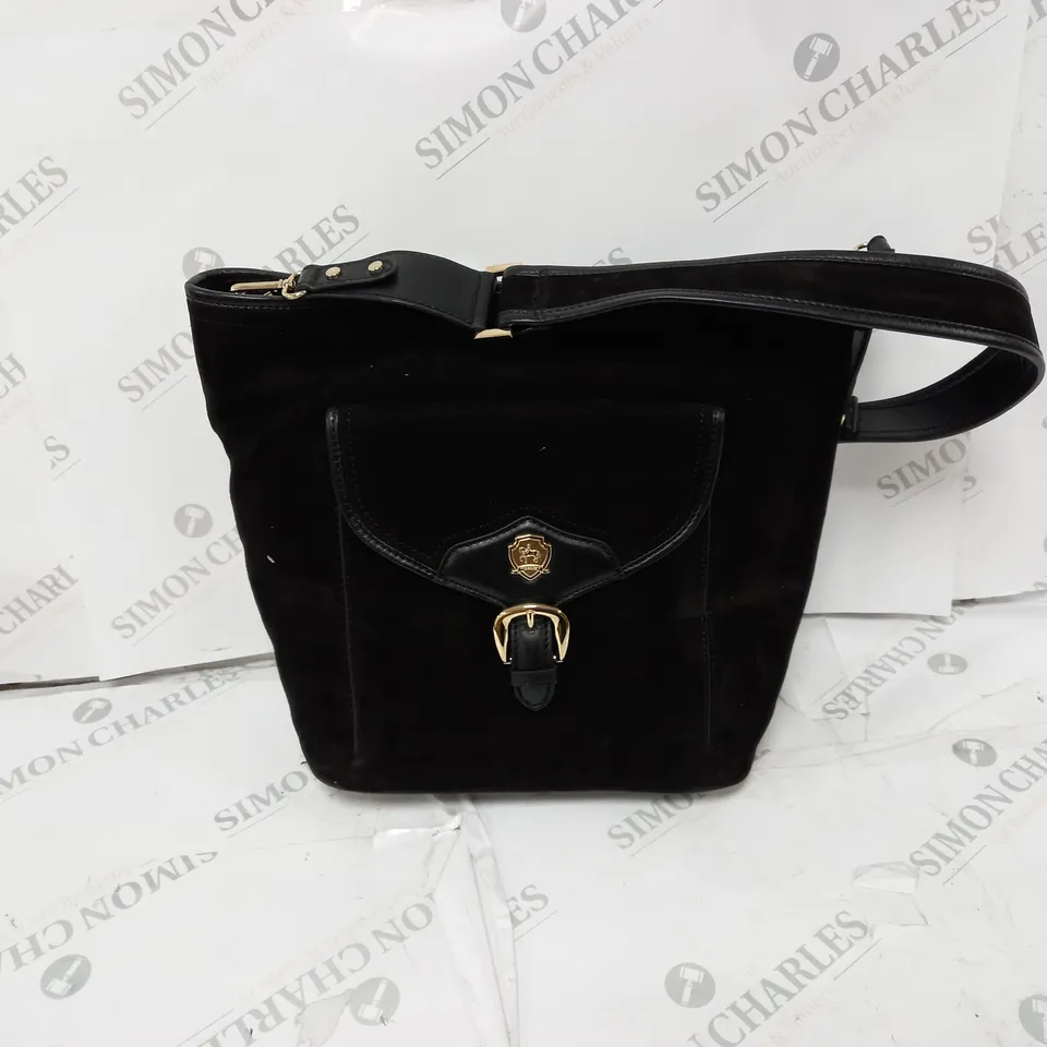 ASHWOOD BLACK HANDBAG WITH FRONT POCKET 