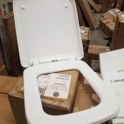 BOXED AVERON SOFT CLOSE TOILET SEAT - WHITE 