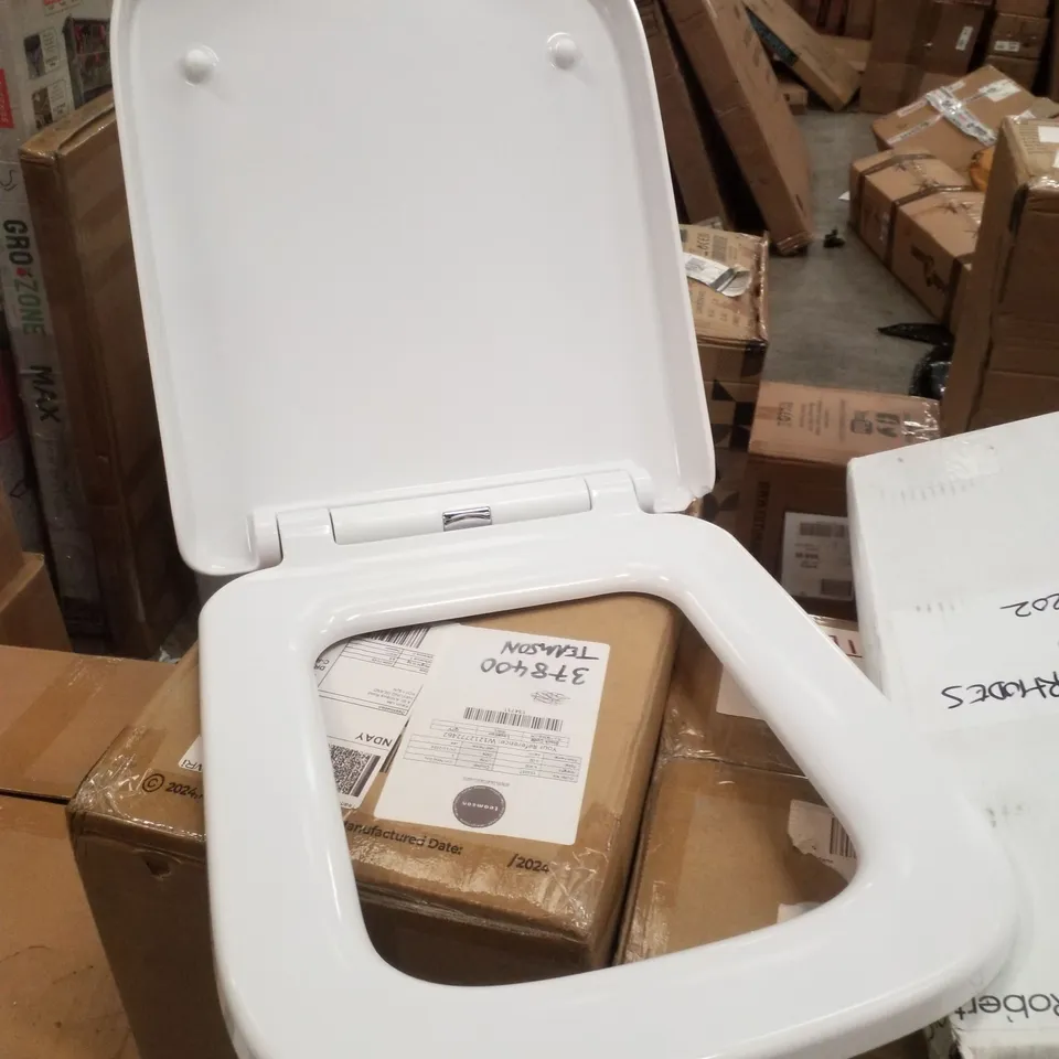 BOXED AVERON SOFT CLOSE TOILET SEAT - WHITE 