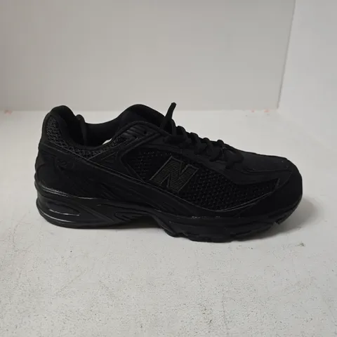 NEW BALANCE BLACK TRAINERS UK 8 BOXED